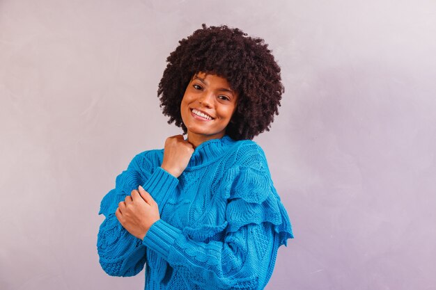 Afro-vrouw gekleed voor de winter