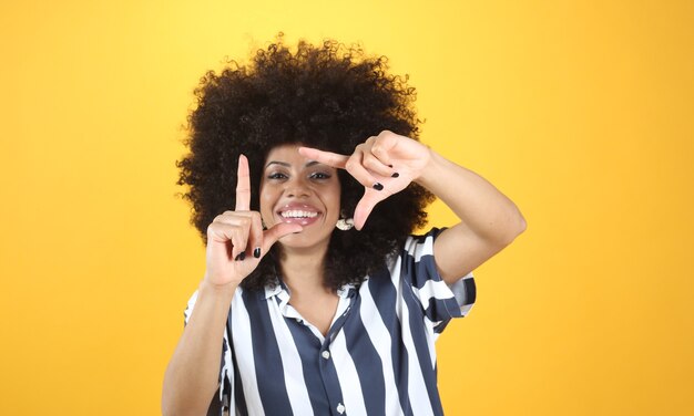 Afro-vrouw maakt fotogebaar met handen