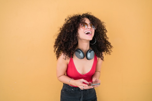 Afro vrouw met behulp van haar mobiele telefoon.