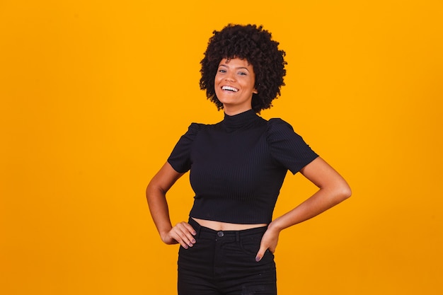 Afro vrouw met blackpower haar glimlachen. Afro vrouw