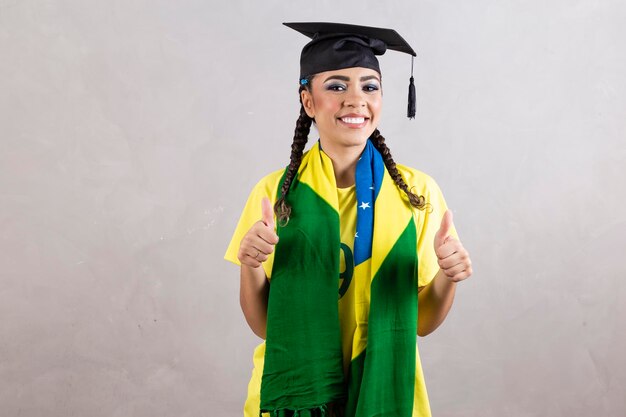 Afro-vrouw met Braziliaanse kleding en een pet op haar hoofd Brazilië onderwijsconcept