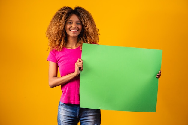 Afro vrouw met een groene chroma poster.