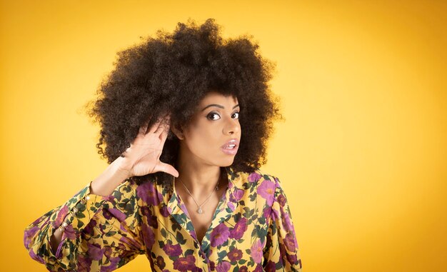 Afro vrouw oorproblemen, gele achtergrondafro vrouw oorproblemen