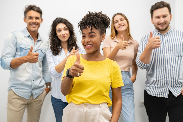 Afro-vrouwenbaas op kantoor, collega's achter