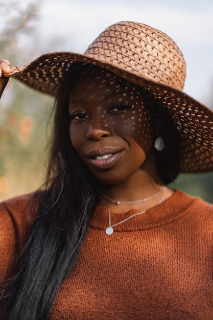 Donna afro nel frutteto di alberi di mele