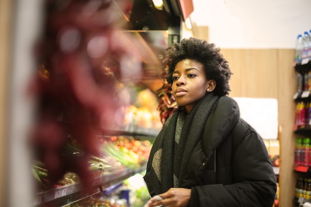 Donna afro in un negozio di alimentari