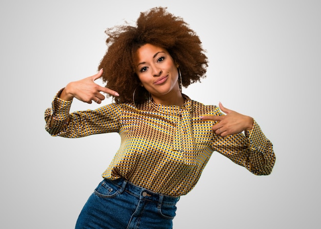 Afro donna che punta la camicia