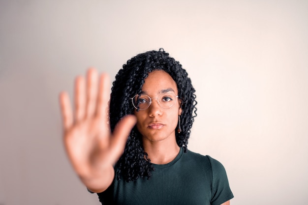 Foto donna afro che mostra la fermata