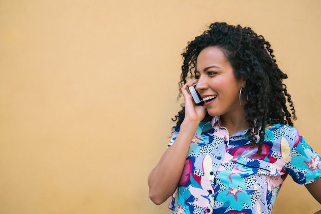 Afro woman talking on the phone.