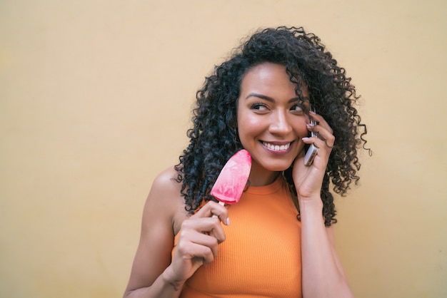 Donna afro parlando al telefono.