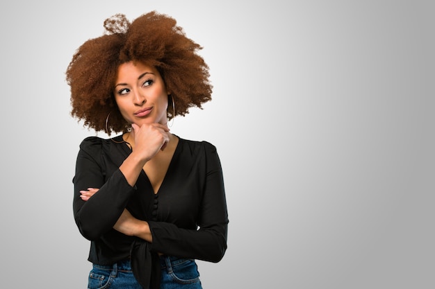 Photo afro woman thinking and having an idea