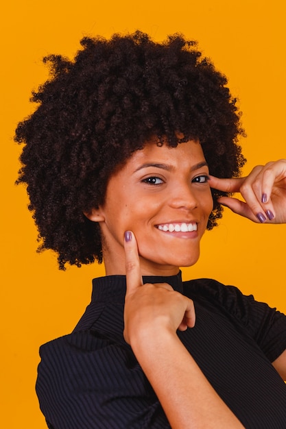 笑顔のブラックパワーの髪を持つアフロ女性。アフロの女性