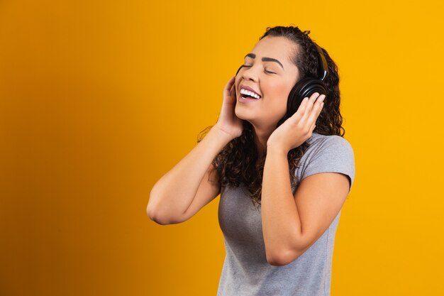 Ragazza afro con le sue cuffie che ascolta la musica