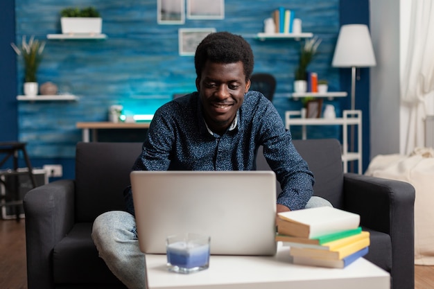 Giovane studente afro che lavora alla lezione di gestione online