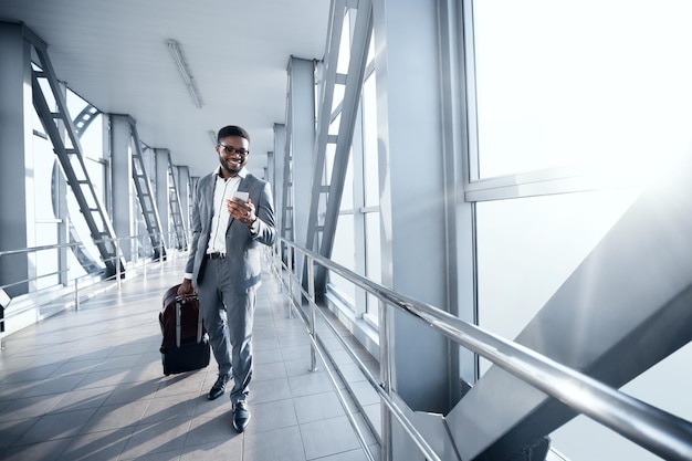 Afro zakenman op luchthaven verhuizen naar Terminal Gate