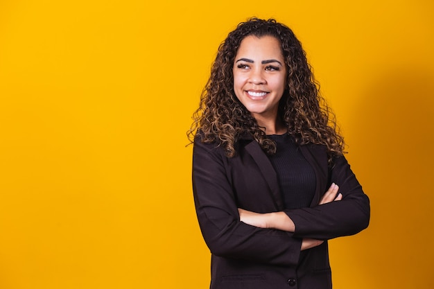 Afro zakenvrouw. Zelfverzekerde zwarte vrouw in pak poseren met gevouwen armen op gele achtergrond, horizontale banner, brede afstandsschot, panorama