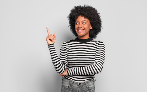 afro zwarte mooie vrouw tegen geïsoleerde muur