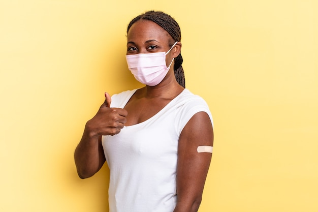 Afro zwarte mooie vrouw. vaccin concept