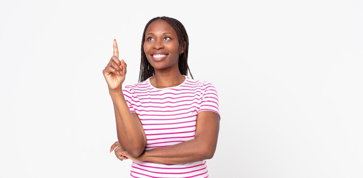 Foto afro zwarte volwassen vrouw die vrolijk lacht en zijwaarts kijkt, zich afvraagt, denkt of een idee heeft