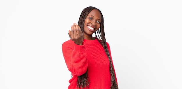 Afro-zwarte volwassen vrouw die zich gelukkig, succesvol en zelfverzekerd voelt, een uitdaging aangaat en zegt kom maar op! of je verwelkomen