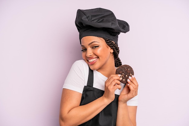 Afro zwarte vrouw chef-kok met vlechten en een koekje maken