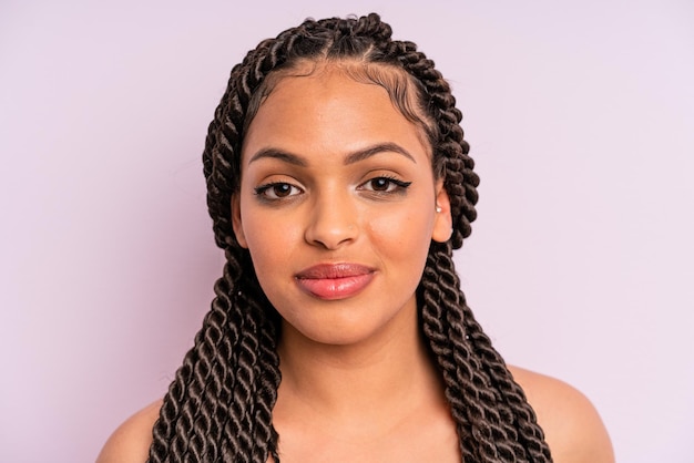 afro zwarte vrouw met vlechten close-up. schoonheidsconcept