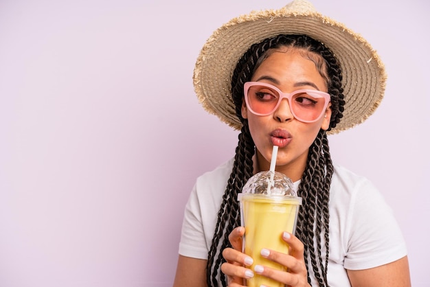 Afro zwarte vrouw met vlechten met een milkshake zomer concept