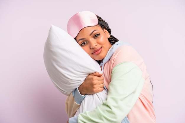 Afro zwarte vrouw met vlechten pyjama concept