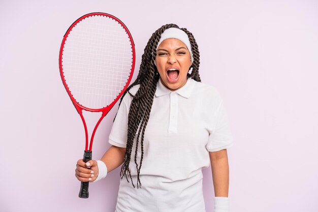 Afro zwarte vrouw met vlechten tennis concept