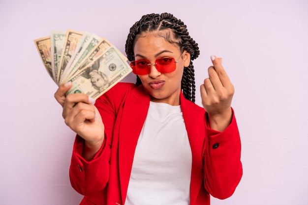 Afro zwarte zakenvrouw met vlechten met dollarbankbiljetten
