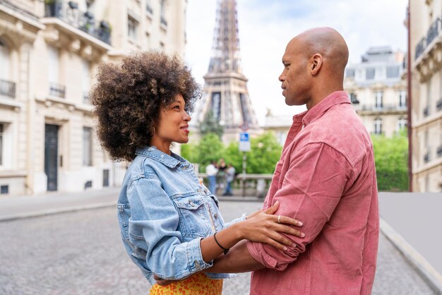 パリを訪れる愛のアフリカ系アメリカ人の美しいカップル