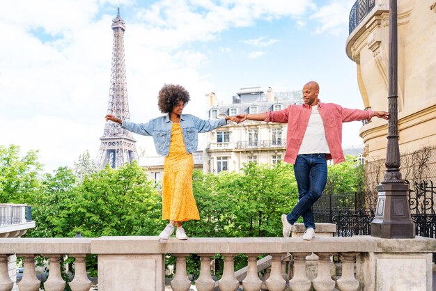 Афроамериканская красивая влюбленная пара посещает Париж