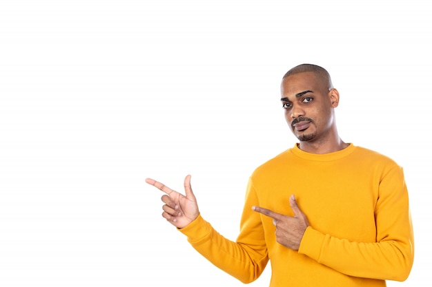 Afroamerican guy wearing a yellow sweatshirt
