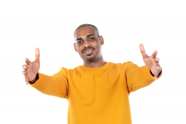 Afroamerican guy wearing a yellow sweatshirt