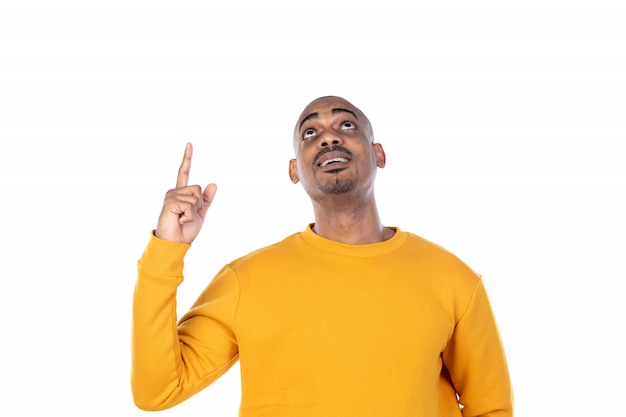 Afroamerican guy wearing a yellow sweatshirt