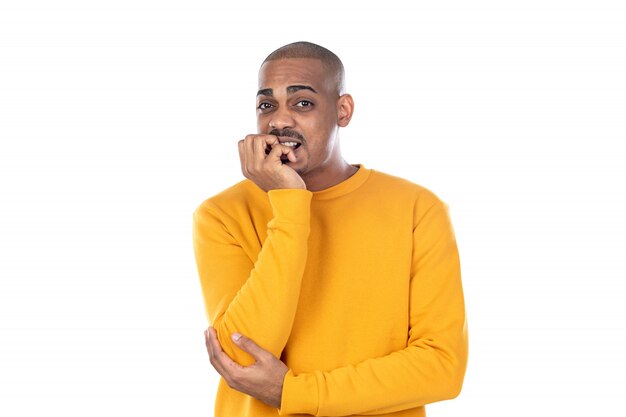 Afroamerican guy wearing a yellow sweatshirt