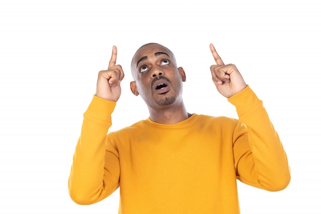 Afroamerican guy wearing a yellow sweatshirt