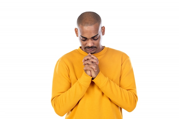 Afroamerican guy wearing a yellow sweatshirt