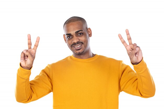 Afroamerican guy wearing a yellow sweatshirt