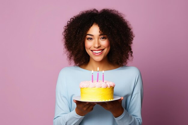 핑크색 배경을 가진 그의 생일 케이크에  ⁇ 불을 꺼내는 아프리카계 미국인 여성
