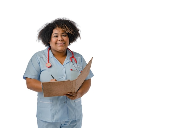 Foto medico femminile afrolatino che sorride guardando la telecamera e tiene in mano uno spazio di copia della cartella marrone aperto