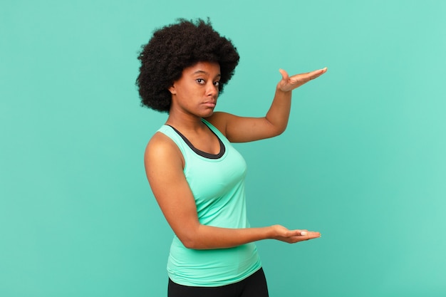 Afrovrouw die fitnesskleren draagt