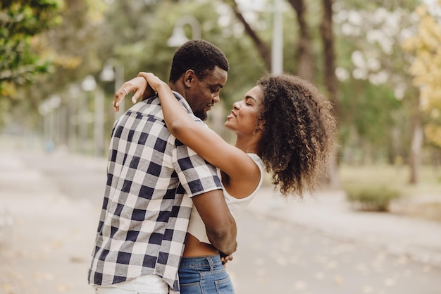 Afspraakje koppel man en vrouw valentijnsdag Afrikaanse zwarte minnaar in het park buiten zomer seizoen