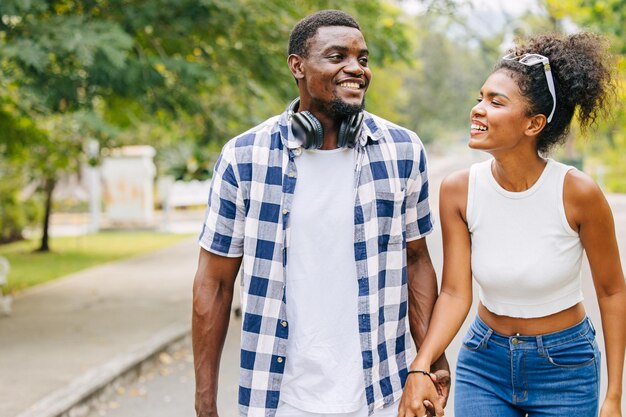 Foto afspraakje koppel man en vrouw valentijnsdag afrikaanse zwarte minnaar in het park buiten zomer seizoen