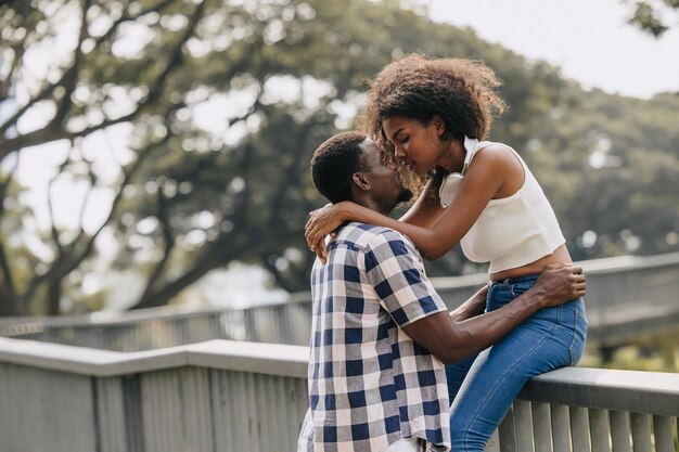 Foto afspraakje koppel man en vrouw valentijnsdag afrikaanse zwarte minnaar in het park buiten zomer seizoen