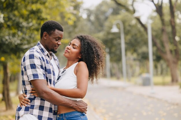 Foto afspraakje koppel man en vrouw valentijnsdag afrikaanse zwarte minnaar in het park buiten zomer seizoen