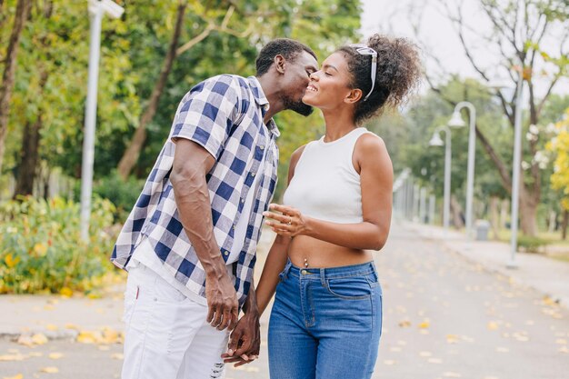 Afspraakje koppel man en vrouw valentijnsdag Afrikaanse zwarte minnaar in het park buiten zomer seizoen