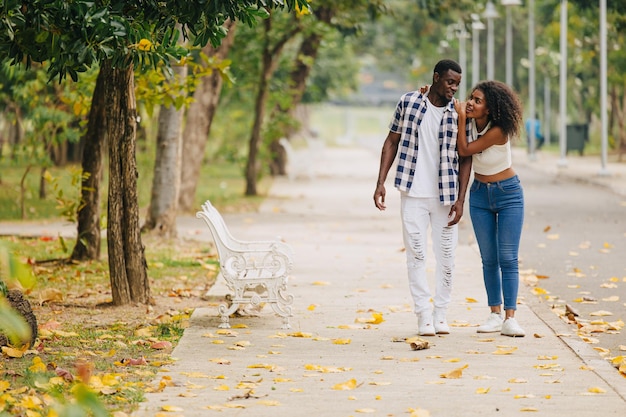 Foto afspraakje koppel man en vrouw valentijnsdag afrikaanse zwarte minnaar in het park buiten zomer seizoen