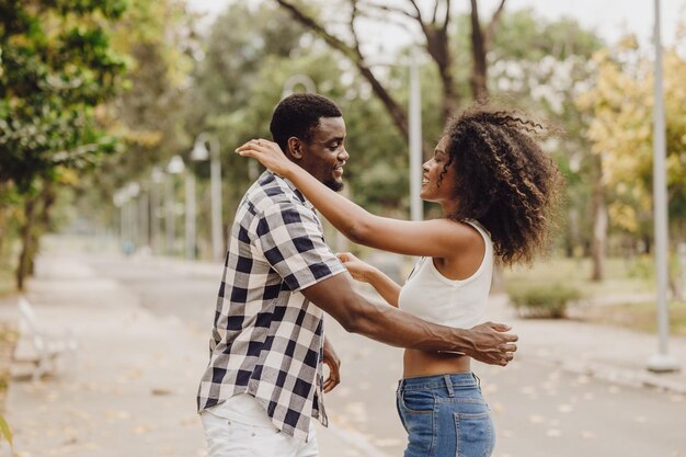 Foto afspraakje koppel man en vrouw valentijnsdag afrikaanse zwarte minnaar in het park buiten zomer seizoen