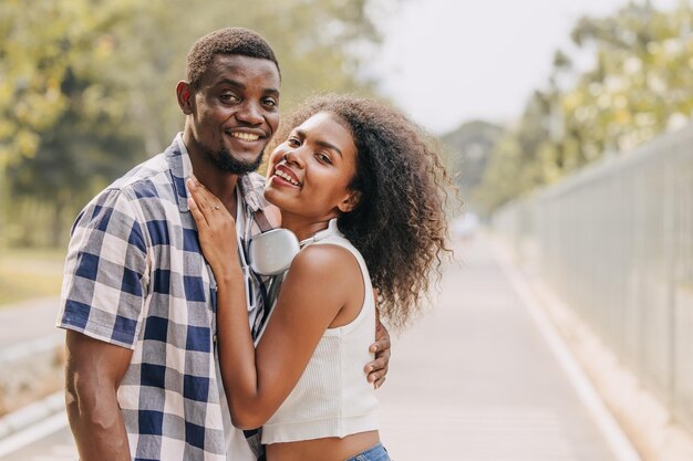 Foto afspraakje koppel man en vrouw valentijnsdag afrikaanse zwarte minnaar in het park buiten zomer seizoen